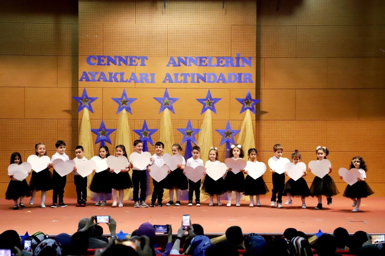 Anaokulu öğrencilerinden Anneler Günü kutlaması