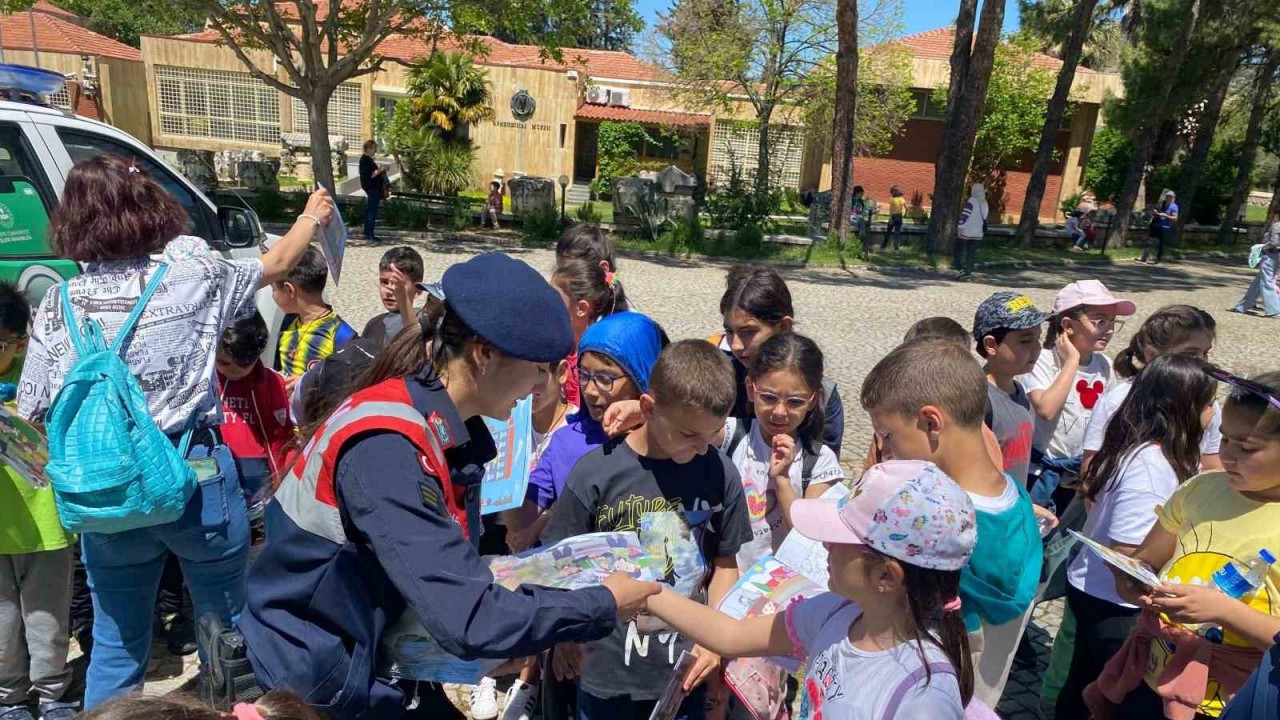 Antik kenti ziyarete gelen öğrencilere hayvan ve doğa sevgisi anlatıldı