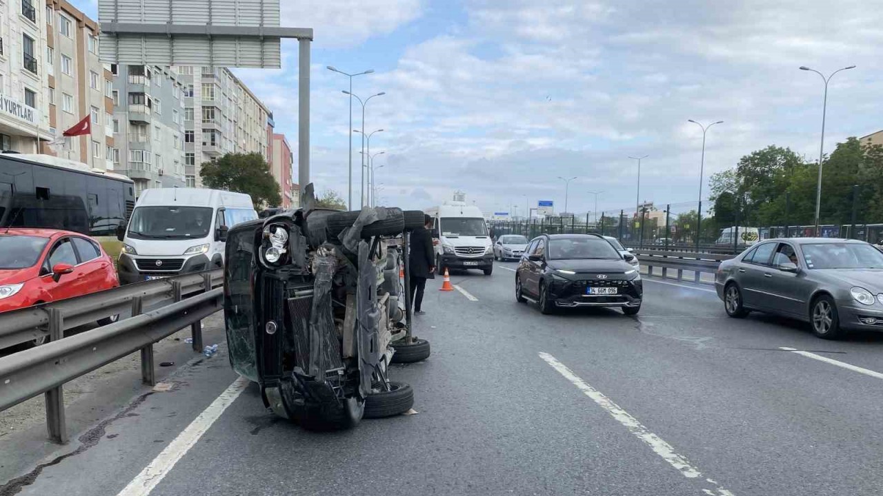 Avcılar’da kontrolden çıkan araç, metrobüs bariyerine çarpıp yan yattı:1 yaralı