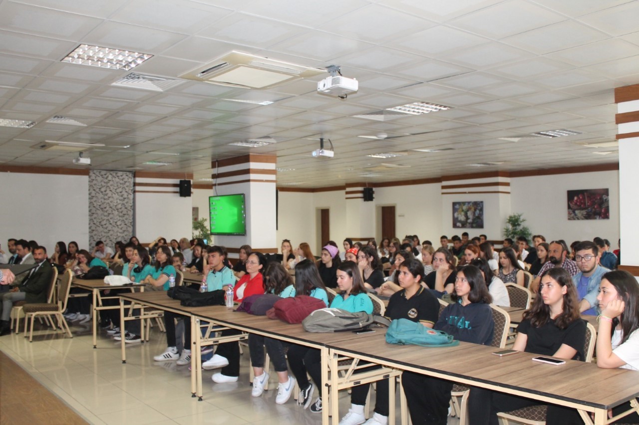 Ayvalık’ta ‘Derste Akademisyen Var Projesi’ hayata geçti