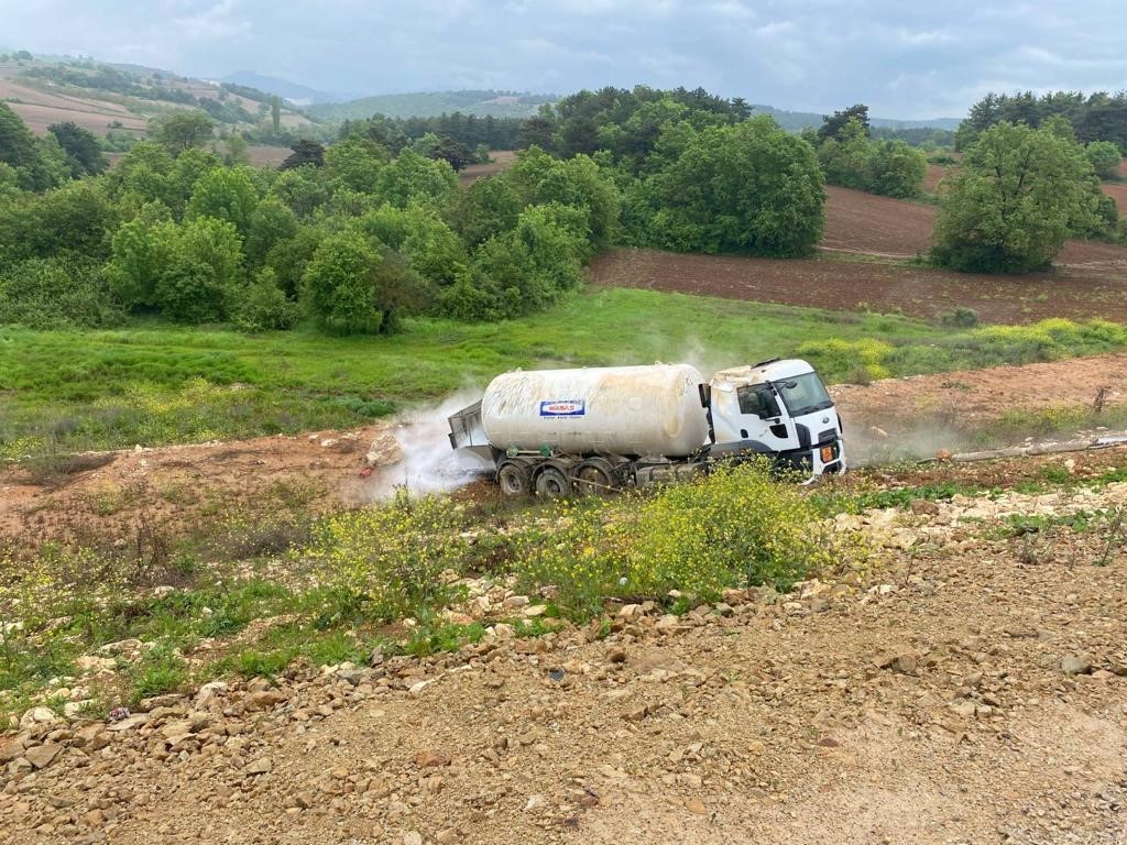 Azot yüklü kamyon şarampole devrildi