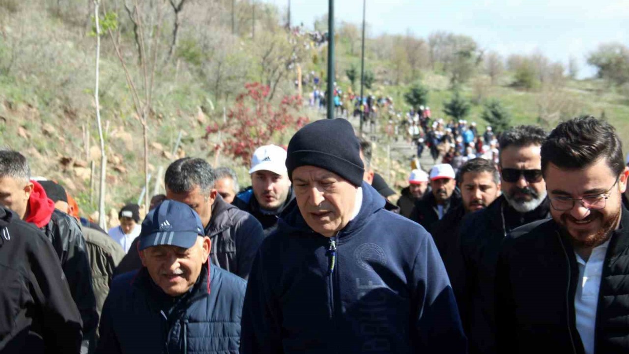 Bakan Akar: "40 yıldır milletimizin başına musallat olan beladan asil milletimizi kurtaracağız"