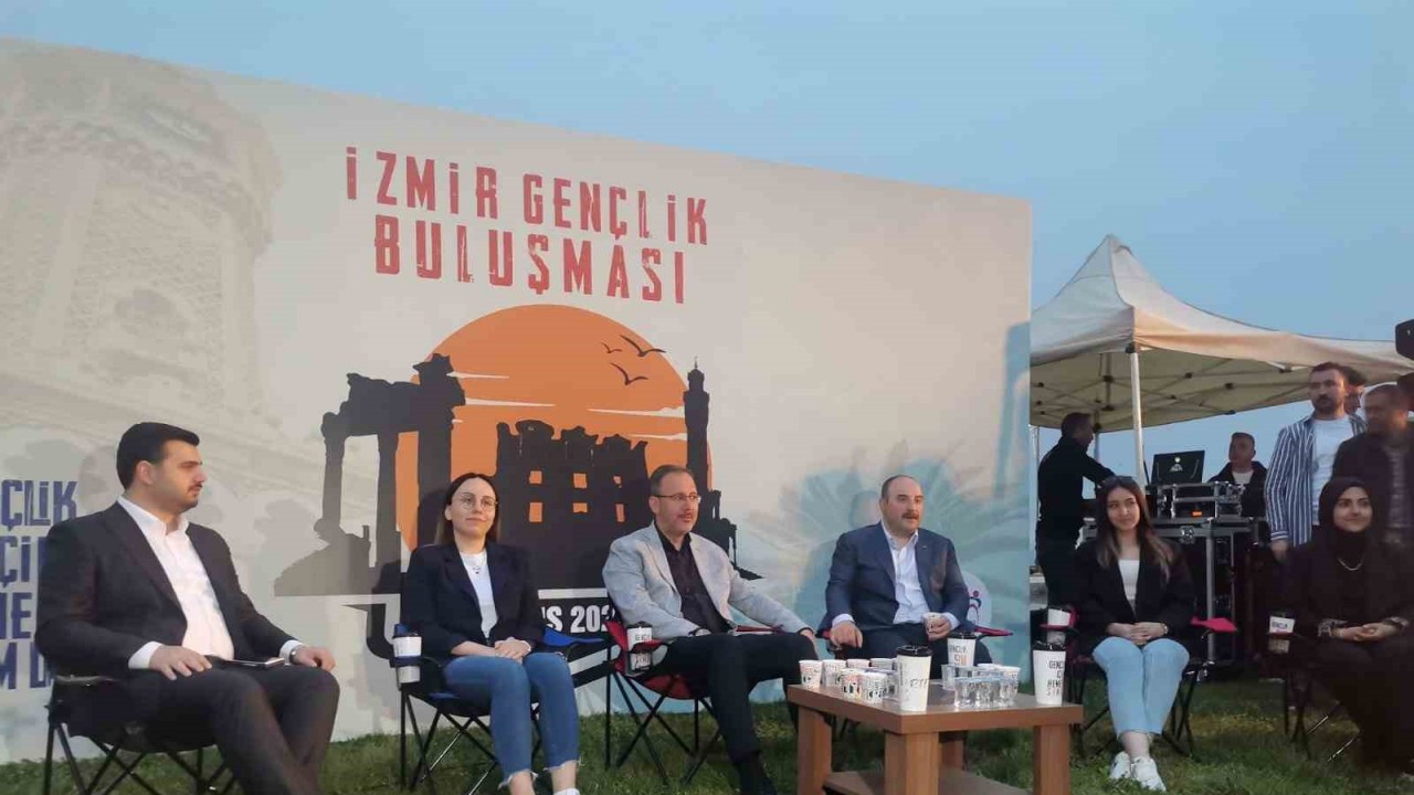 Bakan Varank ve Bakan Kasapoğlu İzmir’de gençlerle buluştu