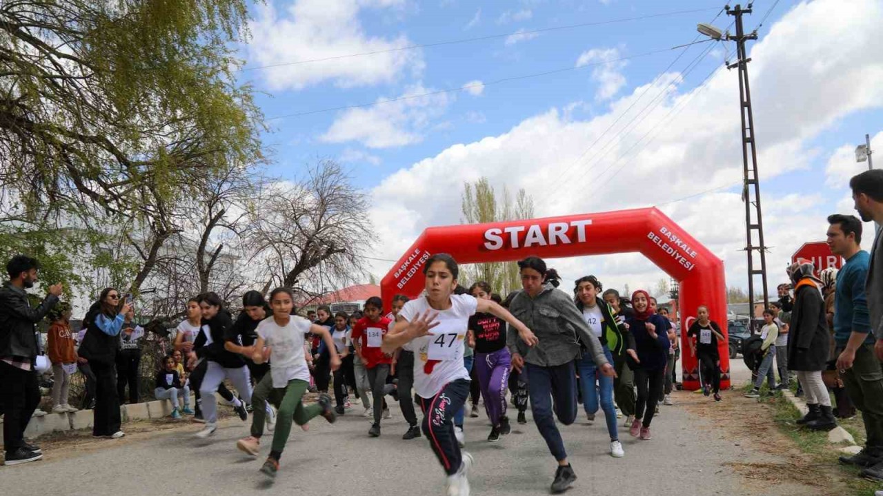 Başkale’de ‘Okullar Arası Kros Yarışması’ yapıldı