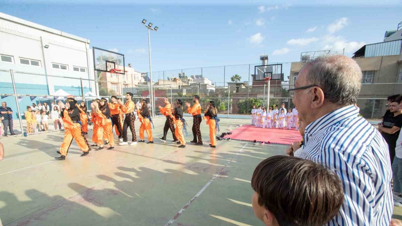 Başkan Akay, gösteri maçında forma giydi