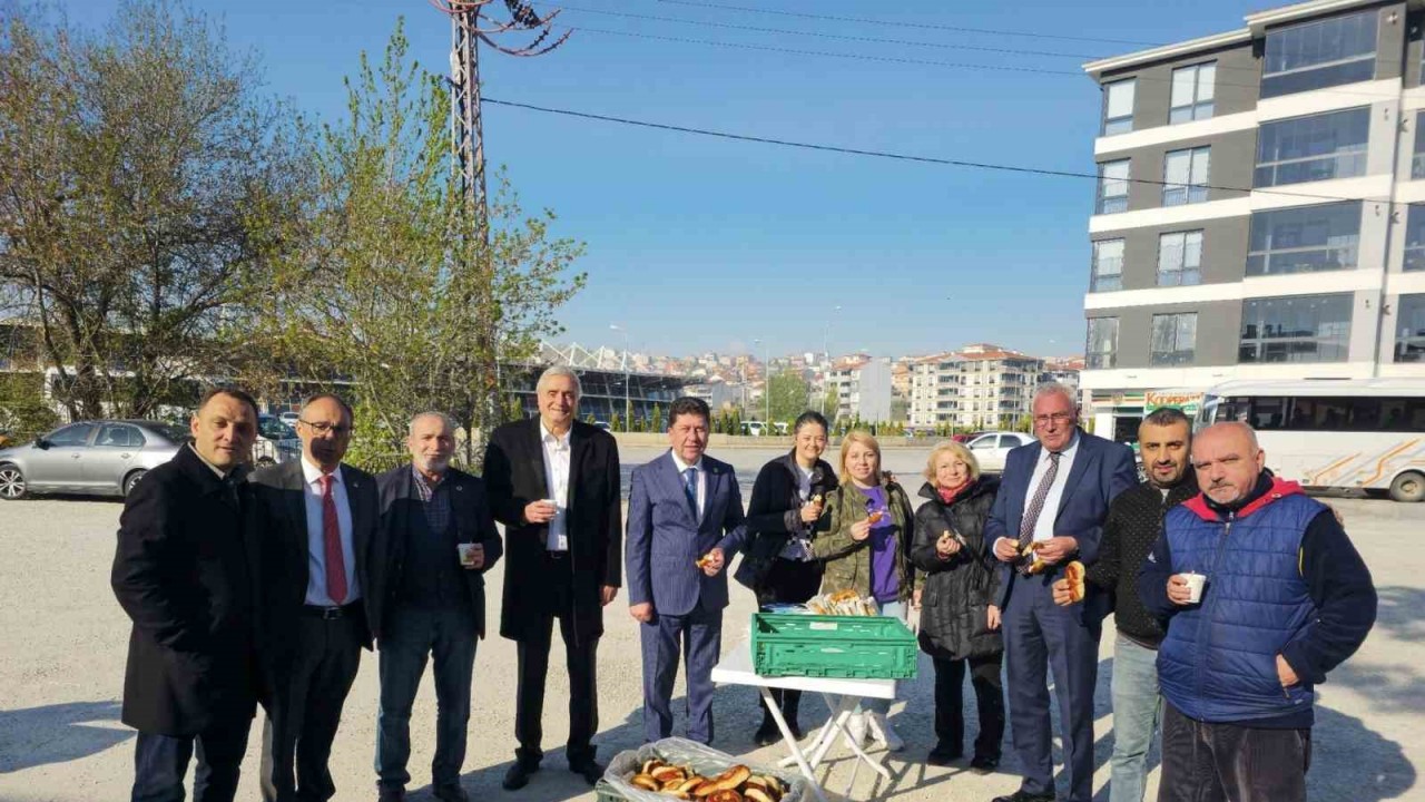 Başkan Bakkalcıoğlu, fabrika işçilerine simit ve poğaça dağıttı