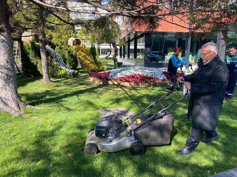 Başkan Büyükkılıç’tan belediye parkında bahar mesaisi