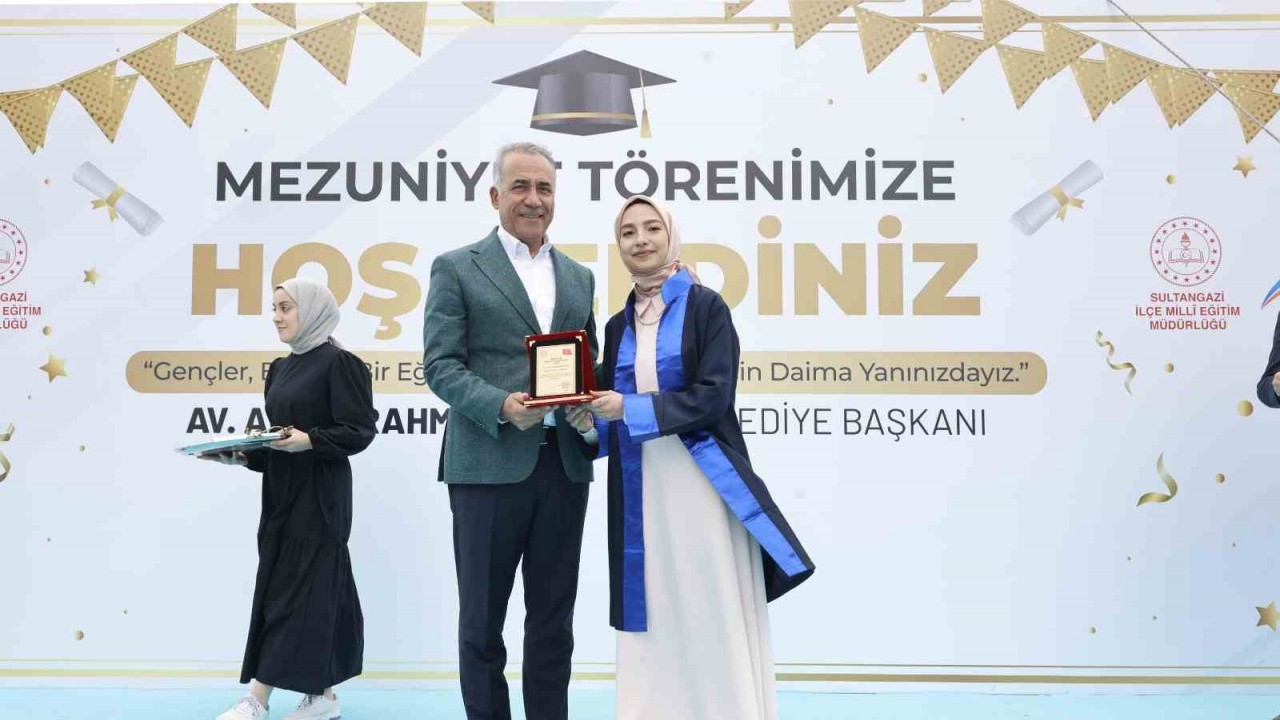 Başkan Dursun, liseli gençlerin mezuniyet mutluluğuna ortak oldu