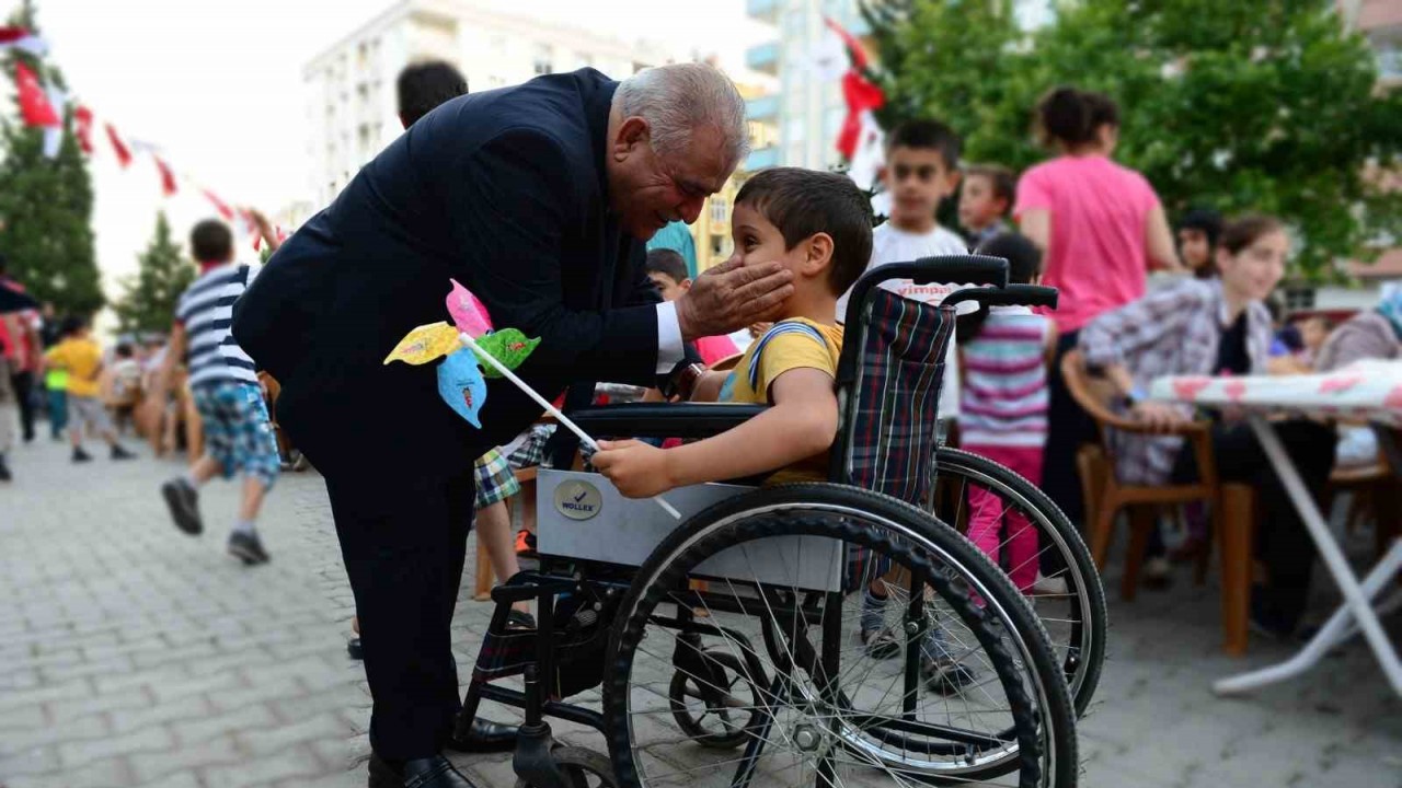 Başkan Mahçiçek; “İlgimizi gösterelim, engelleri ortadan kaldıralım”