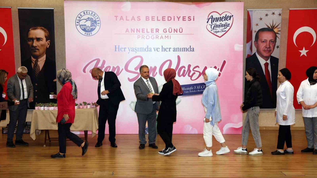 Başkan Yalçın’dan kadın personele ‘Anneler Günü’ hediyesi