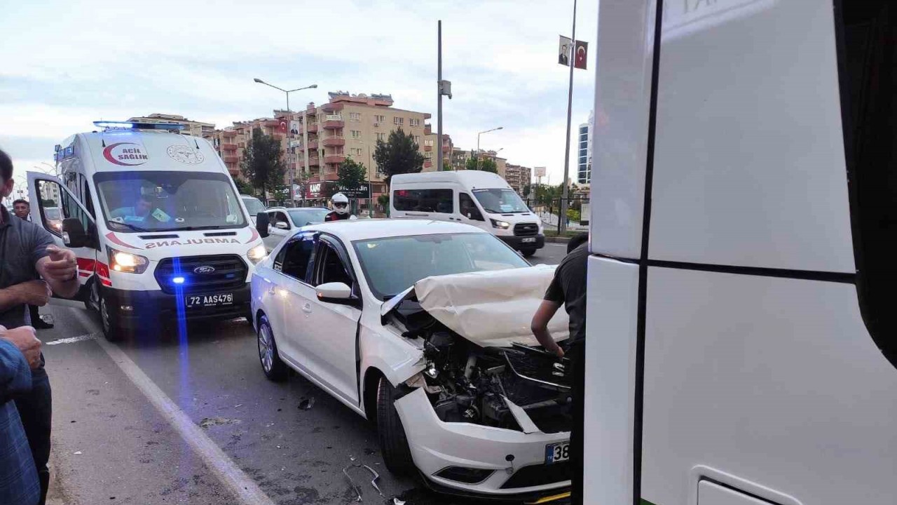 Batman’da otomobil belediye otobüsüne arkadan çarptı: 1 yaralı