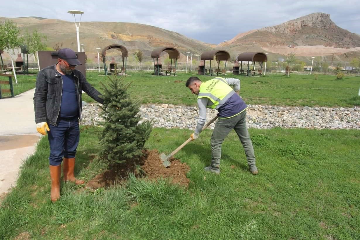 Bayburt Belediyesinin temizlik ve bakım çalışmaları hız kesmeden devam ediyor