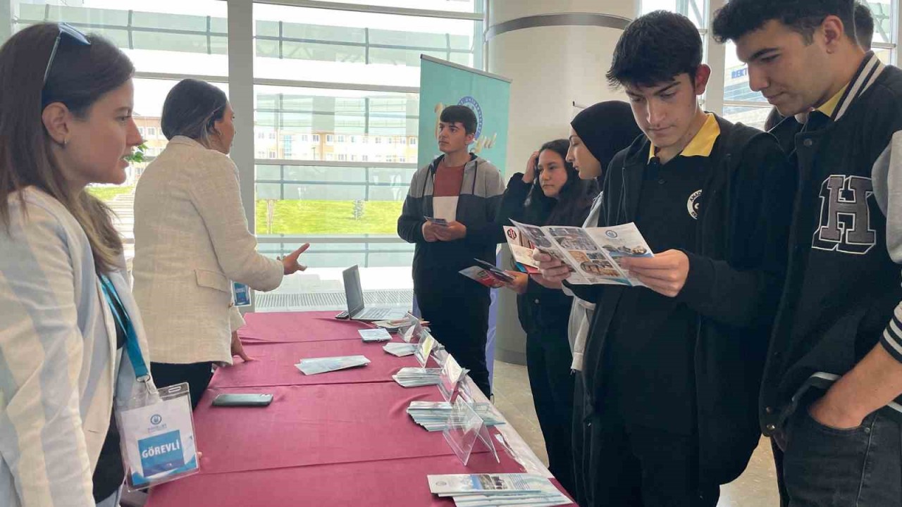 Bayburt Üniversitesi aday öğrencilerle bu kez Erzincan’daki tanıtım fuarında buluştu