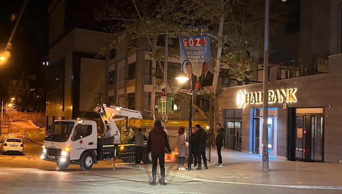 Belediye aracıyla CHP milletvekili adayların pankartların asılmasına tepki