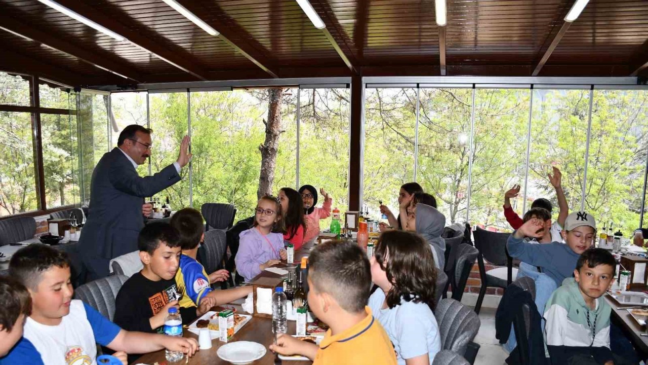 Belediye Başkanı Doğan, minik tiyatrocularla yemekle bir araya geldi