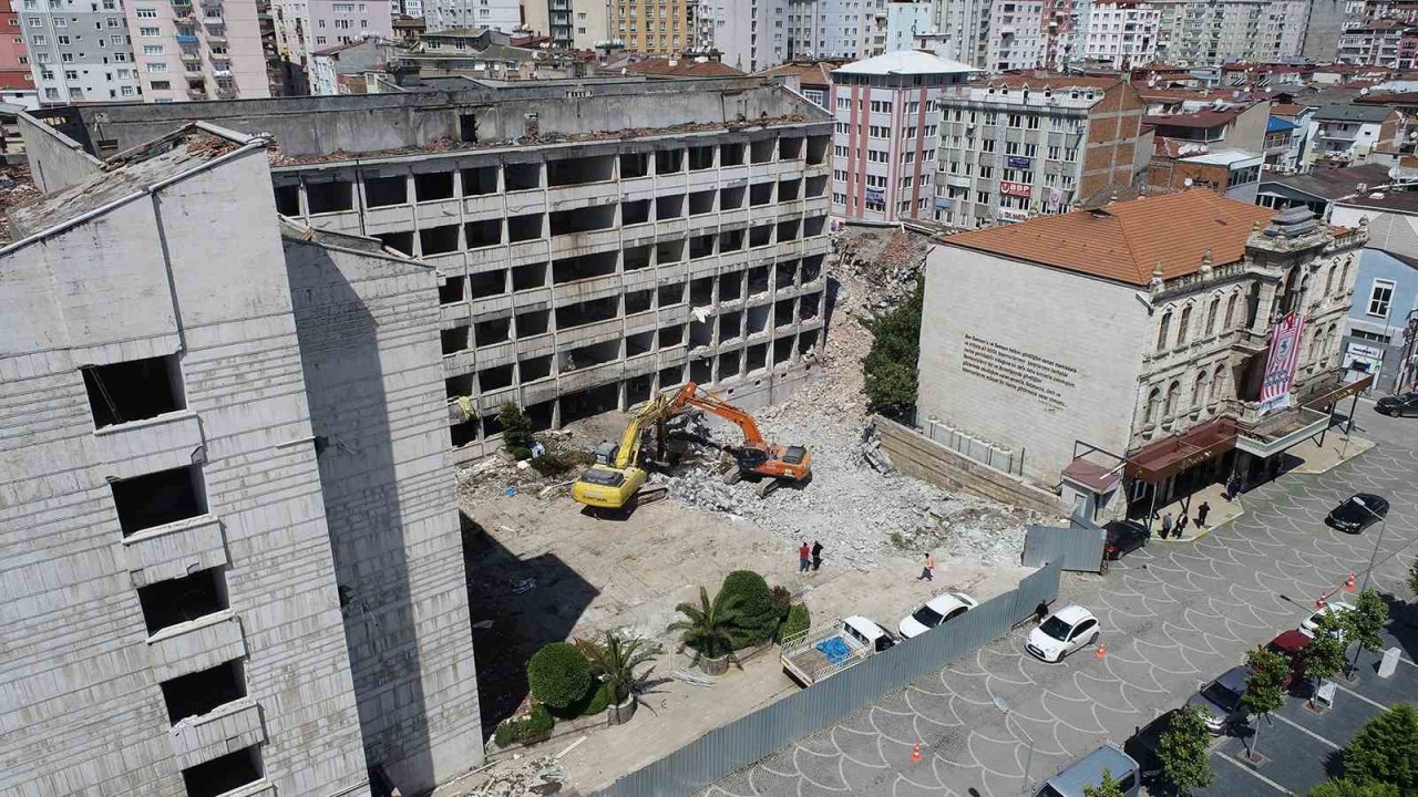 Belediye hizmet binasının yıkımı başladı