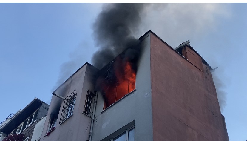 Beyoğlu’nda korkutan yangın: 4 katlı binanın çatı katı alev alev yandı