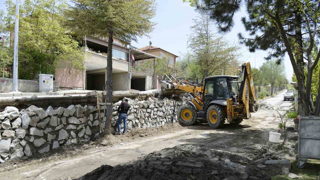 Binbirevler’de tehlike arz eden taş duvar yenileniyor