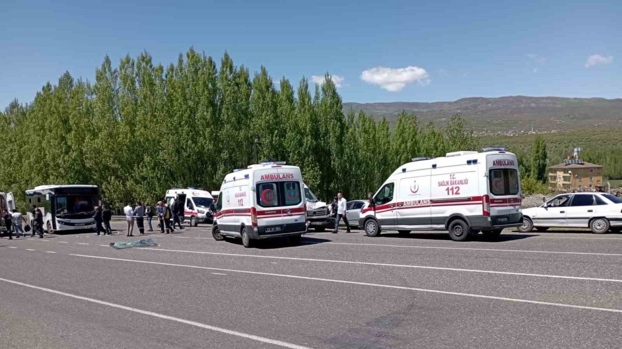 Bingöl’de halk otobüsü ile minibüs çarpıştı: 14 yaralı