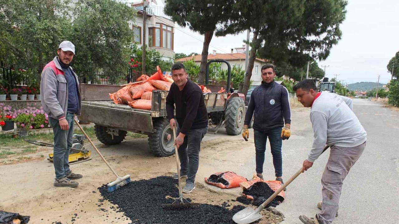 Burhaniye’de belediye asfalt tamirlerine başladı