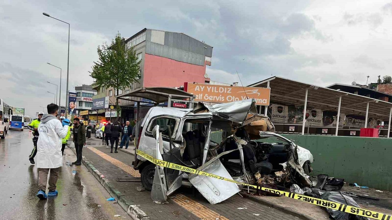 Bursa’da feci kaza: 2 ölü, 1 yaralı