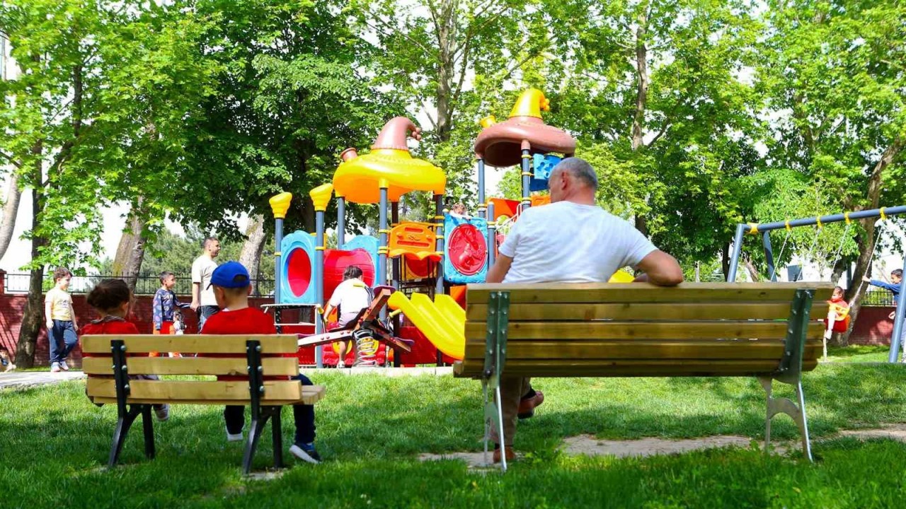 Büyükşehir parklara renk kattı