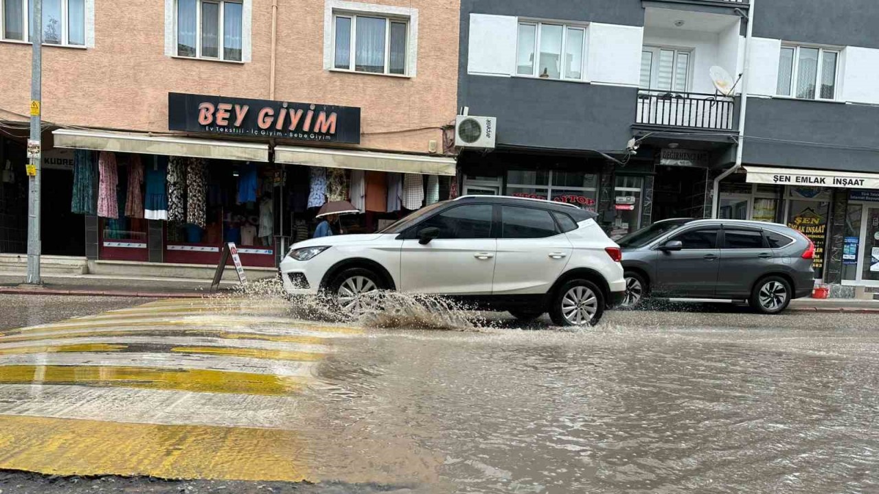 Caddelerde biriken sular sürücülere ve yayalara zor anlar yaşattı