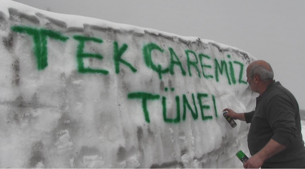 Camili köyü sakinleri AK Parti Artvin Milletvekili adayı Faruk Çelik’ten tünel istedi