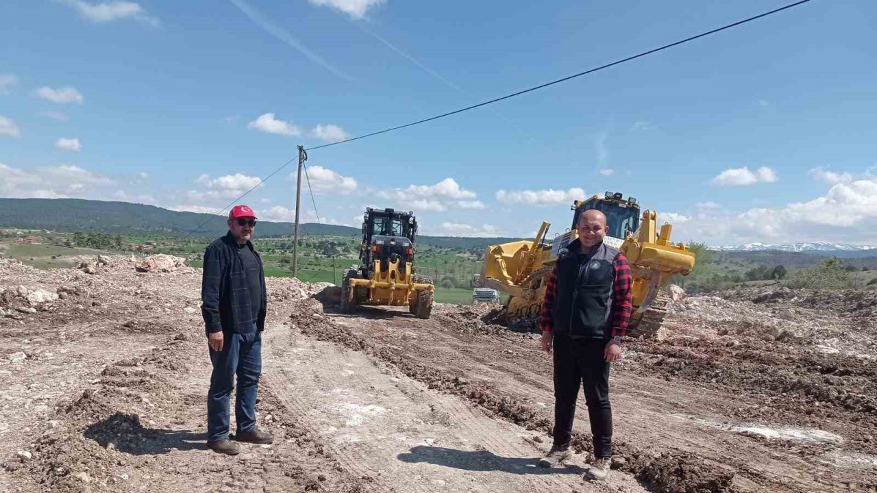 Çavdarhisar Yenicearmutçuk-İlcikören köyleri arasında yol onarım bakım çalışması