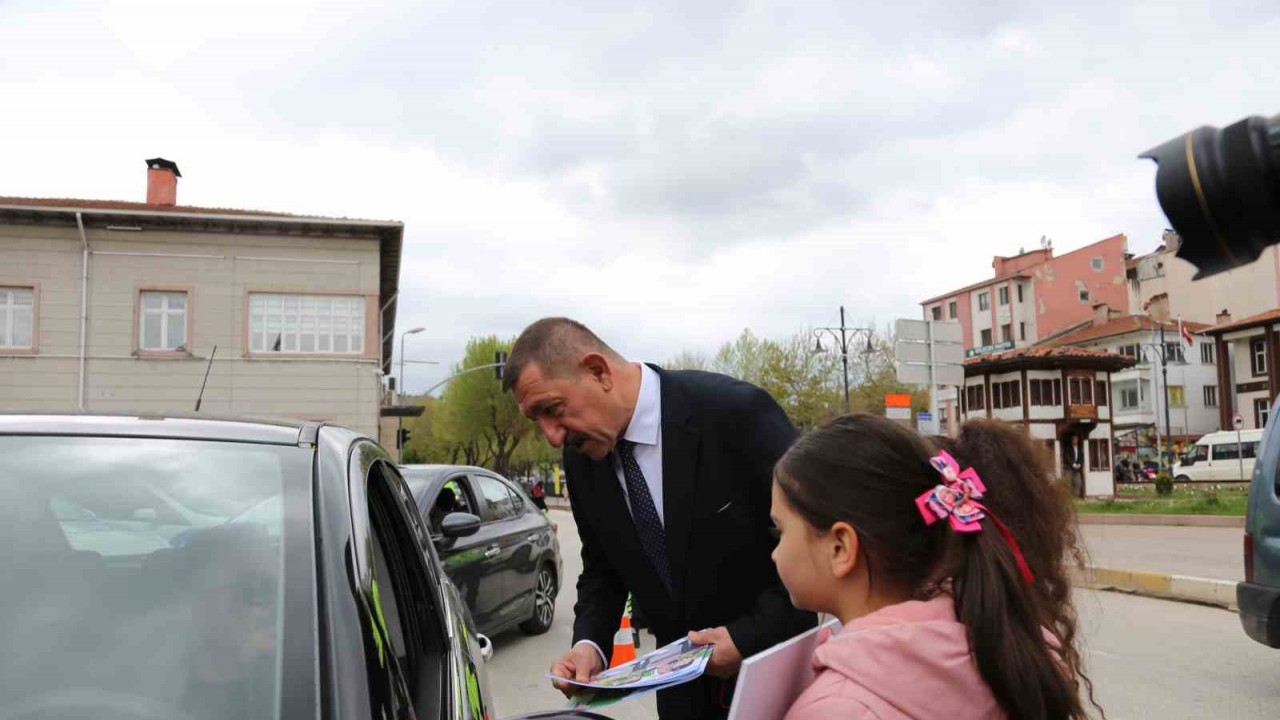 Çocuklar 1 günlüğüne trafik polisi oldular