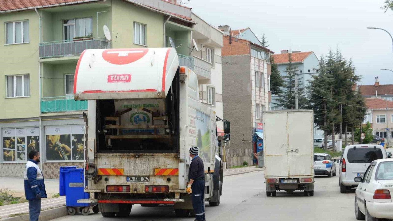 Çöp konteynırları yıkanarak temizlendi