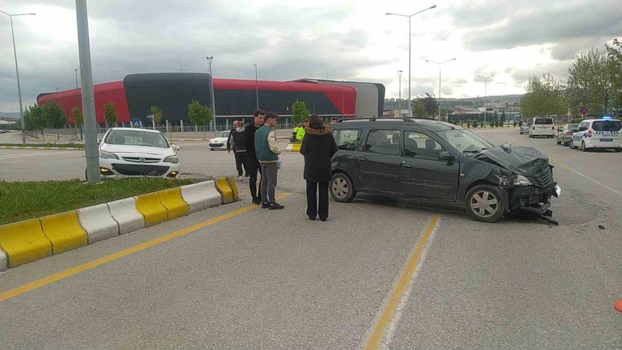 Çorum’da iki otomobilin karıştığı kazada 1 kişi yaralandı