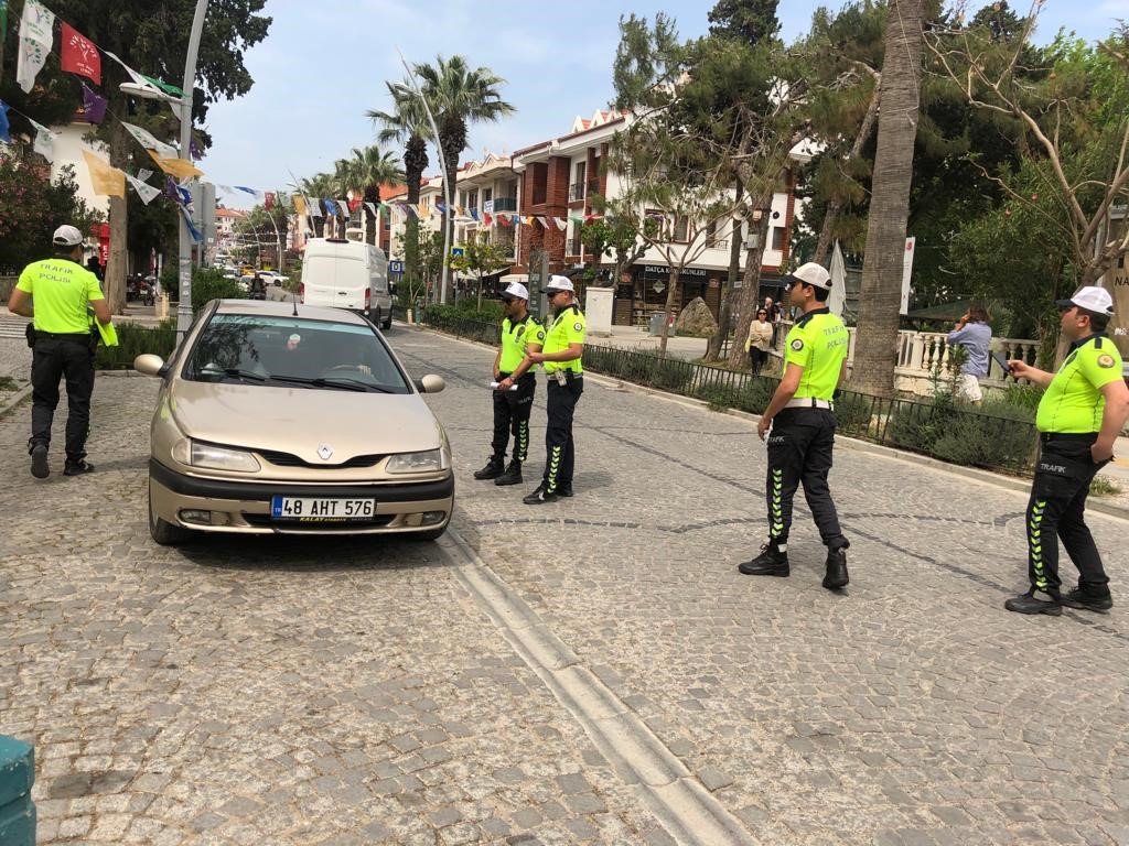 Datça’da sürücüler trafik kuralları hakkında bilgilendirildi