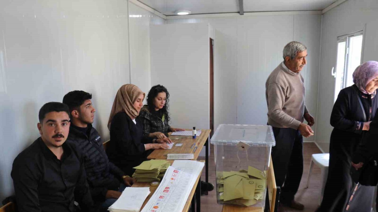 Deprem bölgesi Malatya’da vatandaşlar oy kullanmaya devam ediyor