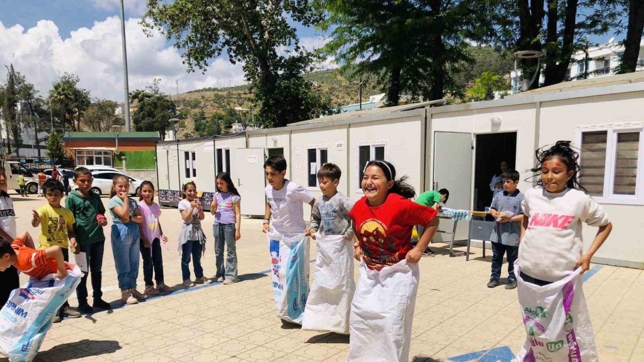 Deprem bölgesinde iz bıraktılar