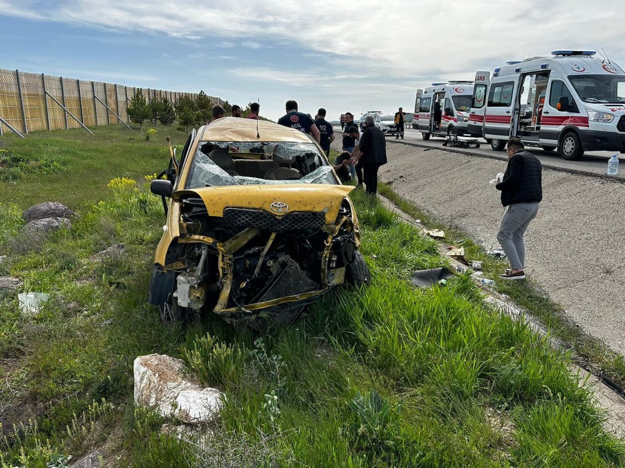 Deprem bölgesine oy vermeye gittiler, dönüş yolunda takla attılar