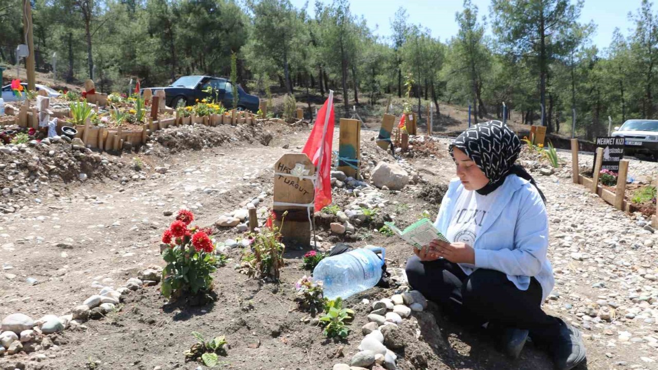 Depremin merkez üssündeki mezarlıkta buruk Anneler Günü