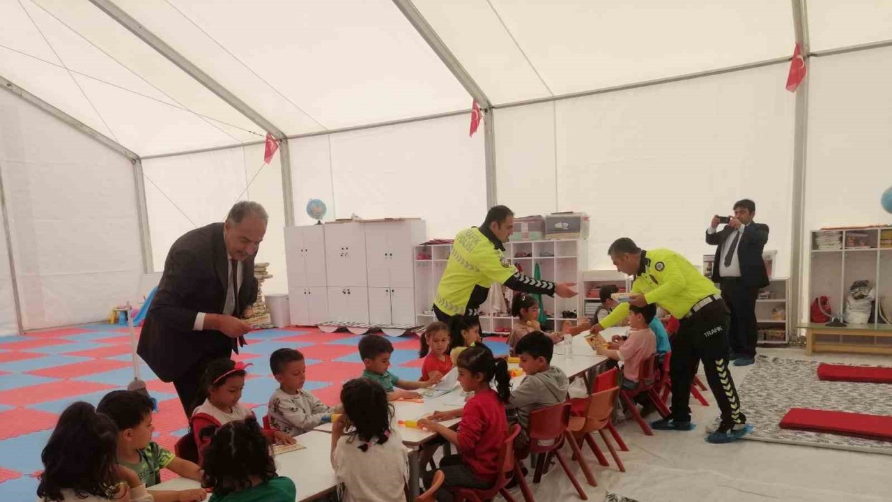 Depremzede öğrencilere trafik eğitimi