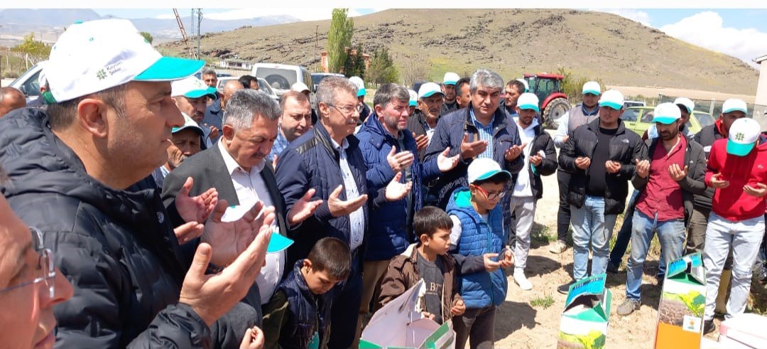 Develi Bölgesinde Şeker Pancarı Tohumları Toprakla Buluşmaya Başladı