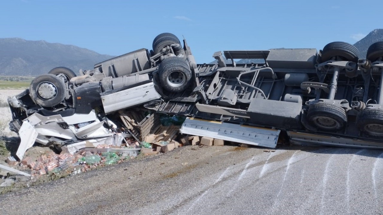 Devrilen tur yolu ulaşıma kapattı