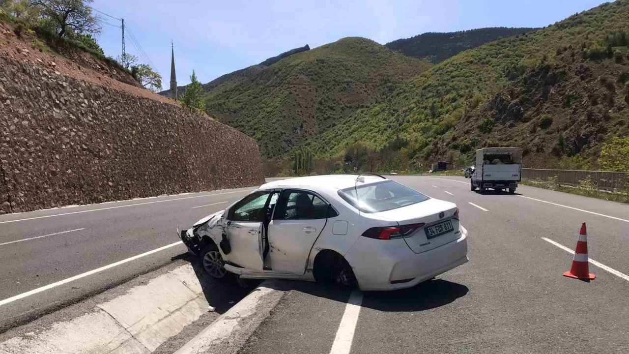 Direksiyon hâkimiyetini kaybeden sürücü otomobiliyle orta refüje düştü: 1 yaralı