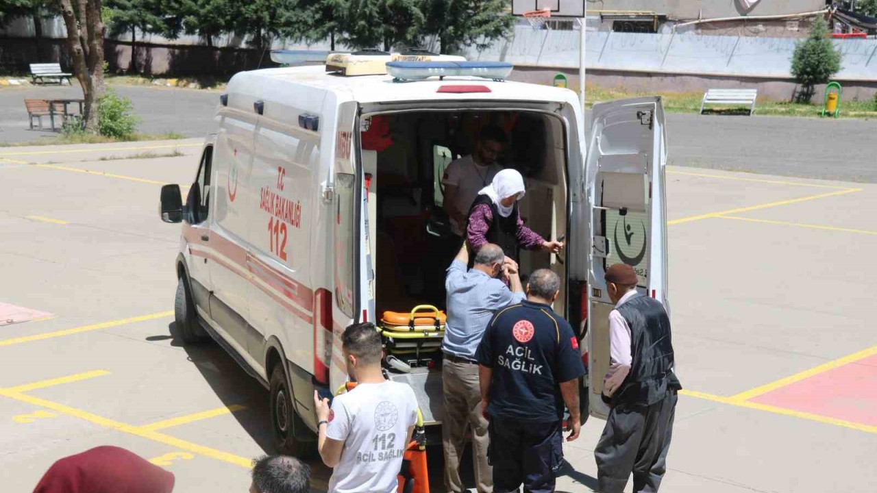 Diyarbakır’da bazı vatandaşlar ambulans ve evde bakım hizmetleri ekibinin desteğiyle sandık başına gitti