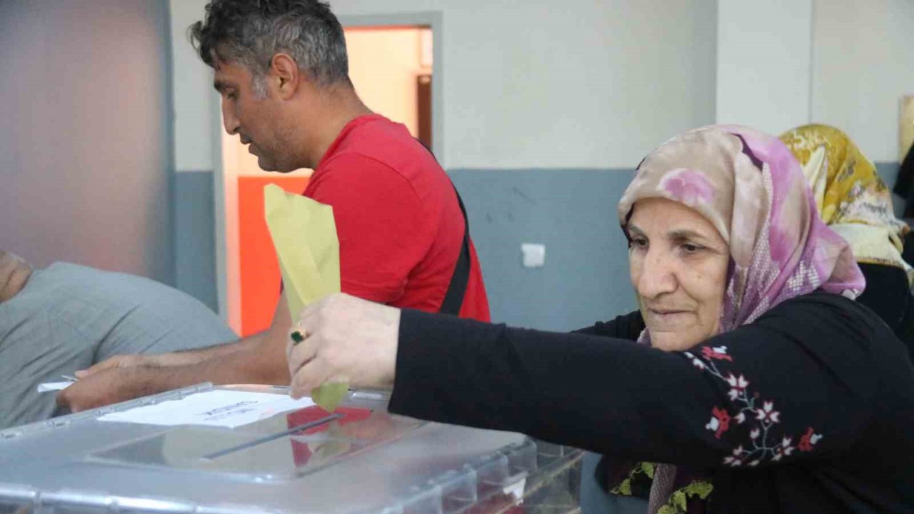 Diyarbakır’da vatandaşlar oy kullanmaya başladı