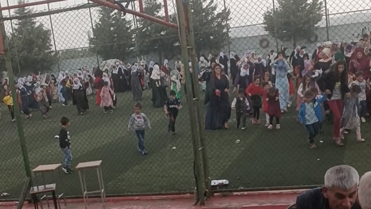 Diyarbakır’da yağış bastırdı, davetliler gelin ve damadı bırakıp sahayı terk etti