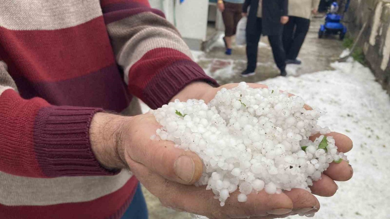 Dolu yağışı Kemaliye’nin yollarını beyaza büründürdü