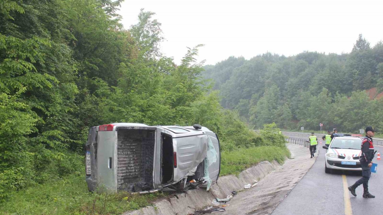 Düzce’de yoldan çıkan kamyonet yan yattı: 1 yaralı