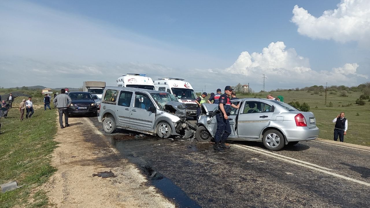 (Düzeltme) Cenaze yolunda kaza yaptılar: 2 ölü, 3 yaralı