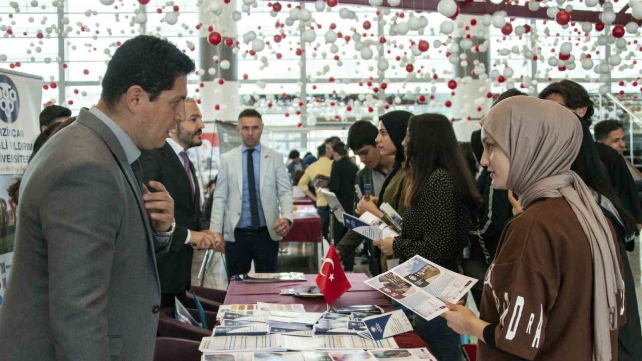 EBYÜ’lü akademisyenler üniversite adayı gençlerle buluştu