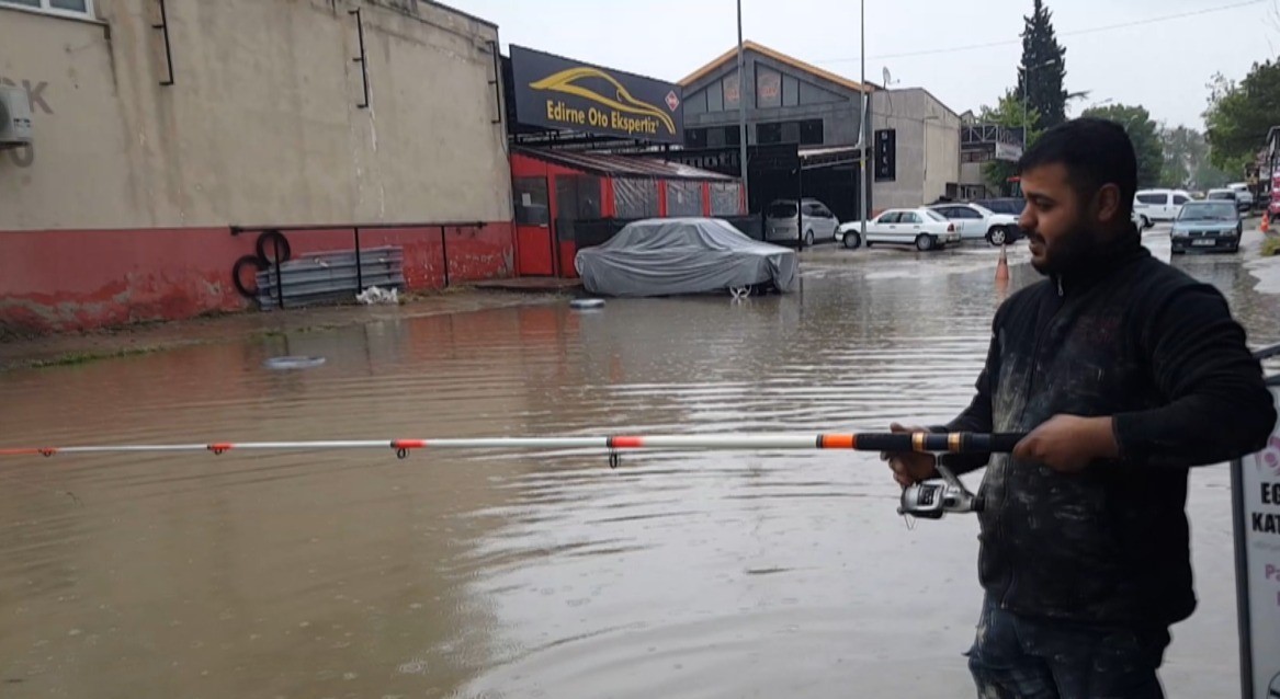 Edirne’de araçlar mahsur kaldı, vatandaş göle dönen yola olta attı