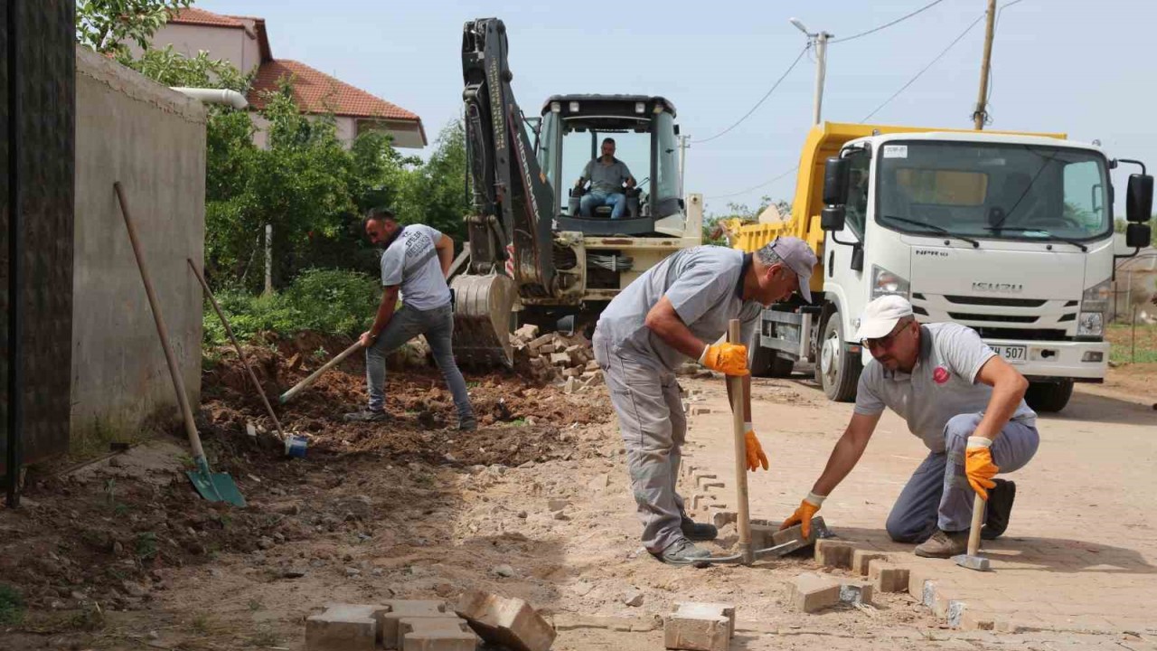 Efeler’in ekipleri yolları yeniliyor